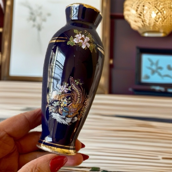 Elegant Blue and Gold Vase with Floral Design - Picture 7 of 7